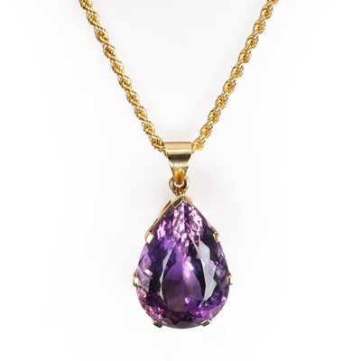 Lot 109 - An 18ct gold amethyst pendant and chain