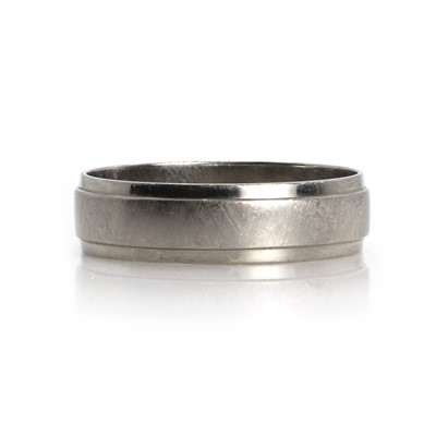 Lot 371 - A platinum wedding ring