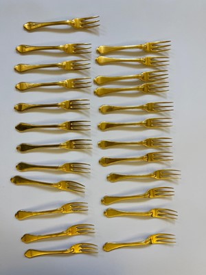 Lot 424 - A canteen of gilt copper flatware