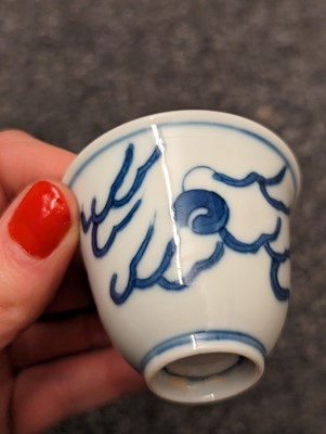 Lot 184 - A collection of five Chinese blue and white cups