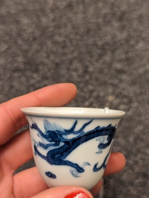 Lot 184 - A collection of five Chinese blue and white cups