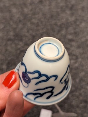 Lot 184 - A collection of five Chinese blue and white cups