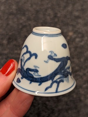 Lot 184 - A collection of five Chinese blue and white cups