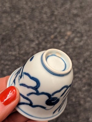 Lot 184 - A collection of five Chinese blue and white cups