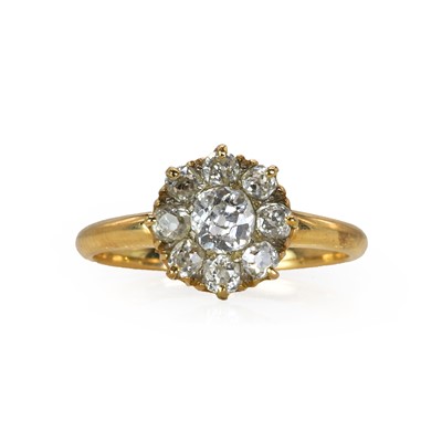 Lot 27 - An old cut diamond daisy cluster ring, c.1900