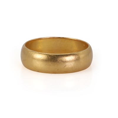 Lot 372 - A 22ct gold wedding ring