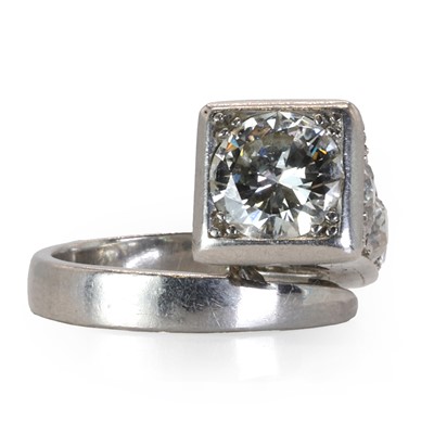 Lot 72 - A Continental platinum diamond ring
