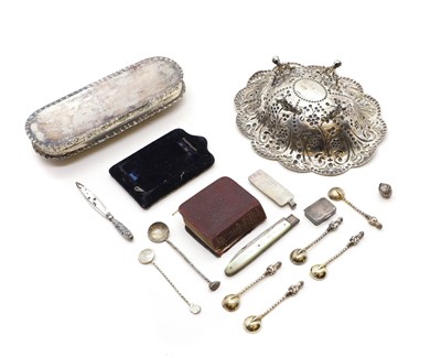 Lot 61 - A collection of silver items
