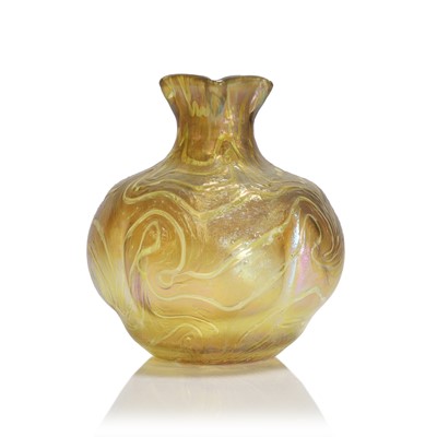 Lot 20 - A German Fritz Heckert 'Changeant' glass vase