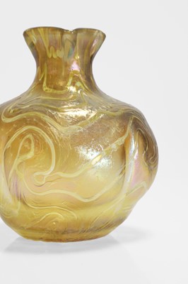 Lot 20 - A German Fritz Heckert 'Changeant' glass vase