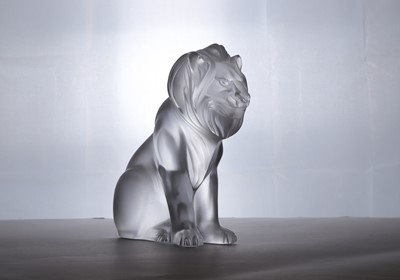 Lot 270 - A Lalique glass 'lion assis'