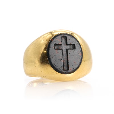 Lot 374 - A gold bloodstone signet ring