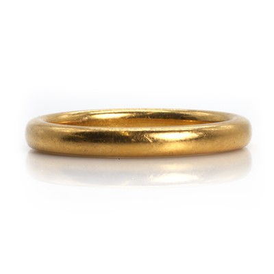 Lot 370 - A 22ct gold wedding ring