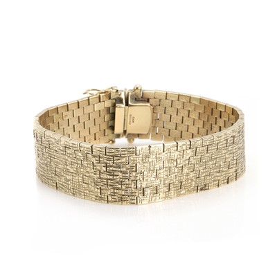 Lot 95 - A 9ct gold brick link bracelet