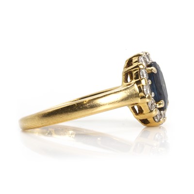 Lot 115 - An 18ct gold sapphire and diamond cluster ring