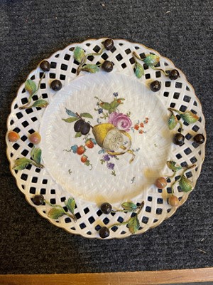 Lot 248 - A collection of porcelain cabinet plates