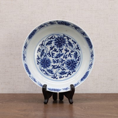 Lot 289 - A Chinese blue and white dish