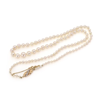 Lot 211 - A single row graduated cultured pearl necklace