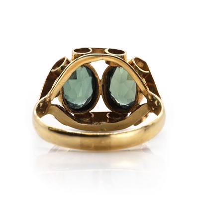 Lot 46 - A Continental gold and green synthetic spinel ring, c. 1940-1950