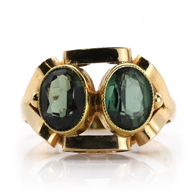 Lot 46 - A Continental gold and green synthetic spinel ring, c. 1940-1950