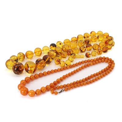 Lot 410 - A clarified amber necklace