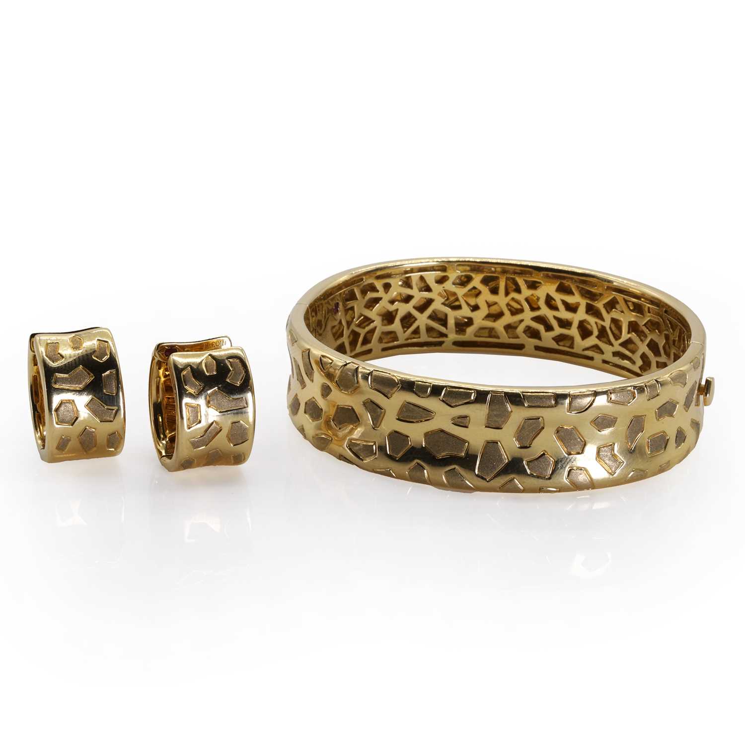Lot 159 - An 18ct gold 'Giraffe' bangle and earring set, by Roberto Coin