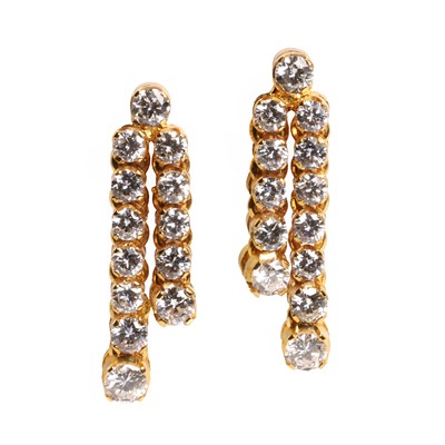 Lot 122 - A pair of diamond drop earrings