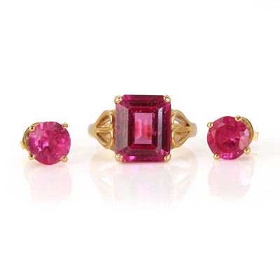 Lot 266 - A synthetic ruby ring and pair of earrings