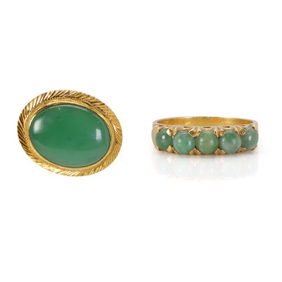 Lot 142 - A jade ring and a jade earring/stud