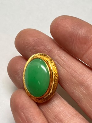 Lot 142 - A jade ring and a jade earring/stud