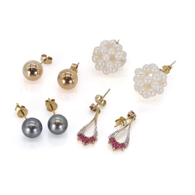 Lot 272 - Four pairs of earrings