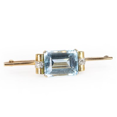 Lot 94 - An aquamarine and diamond bar brooch, c.1940-1950