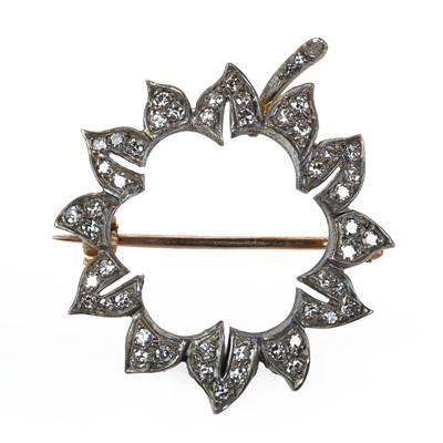 Lot 43 - An early 20th century floral diamond brooch