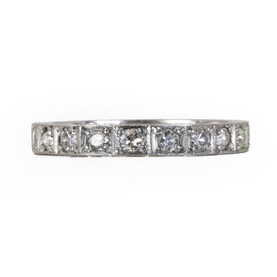 Lot 64 - An Art Deco diamond eternity ring