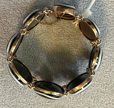 Lot 14 - A gold mounted bullseye agate bracelet, late 19th century