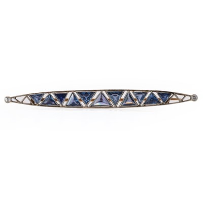 Lot 45 - An early 20th century sapphire and diamond brooch