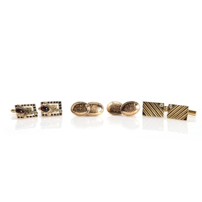 Lot 385 - A small collection of gold cufflinks