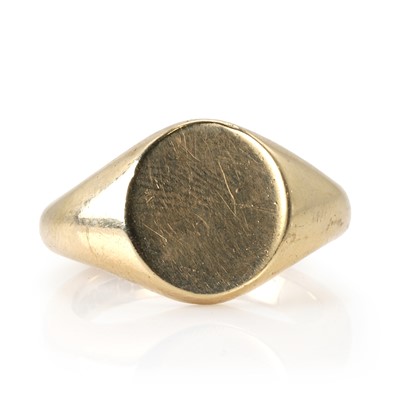 Lot 509 - A 9ct gold signet ring