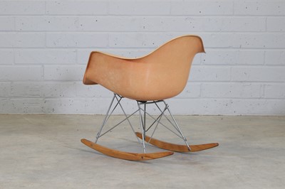 Lot 377 - An Eames Venice 'RAR' rocking chair