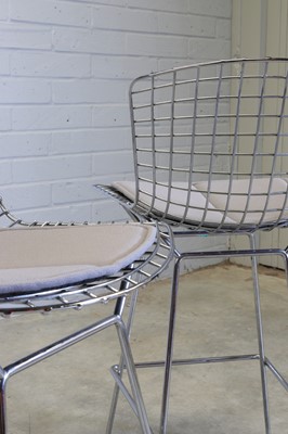 Lot 382 - A pair of Bertoia bar stools