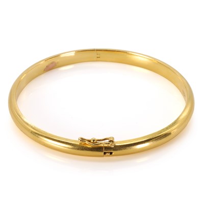 Lot 341 - A gold hinged bangle