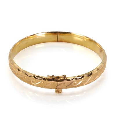 Lot 342 - A gold hinged bangle