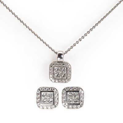 Lot 171 - An 18ct white gold diamond pendant and earring set set