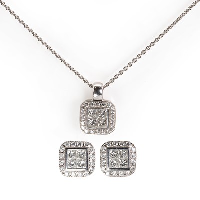 Lot 96 - An 18ct white gold diamond pendant and earring set