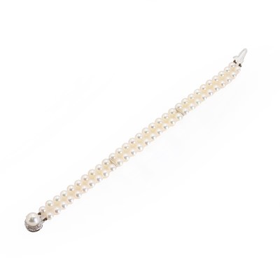 Lot 217 - A two row uniform cultured pearl bracelet