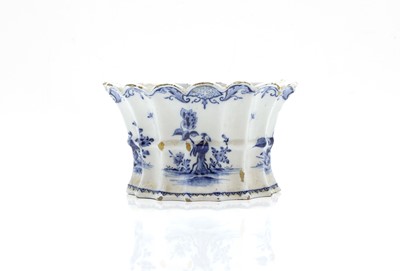Lot 117 - A Delft blue and white pottery flower trough