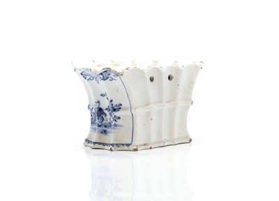 Lot 117 - A Delft blue and white pottery flower trough