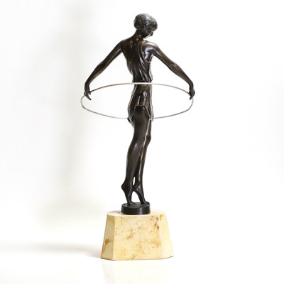 Lot 37 - An Art Deco patinated bronze figure
