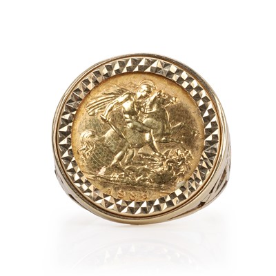 Lot 501 - A half sovereign ring