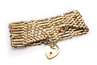 Lot 471 - A 9ct gold gate bracelet